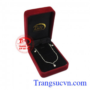 Lắc nữ bạc cá tính mang đến nét trẻ trung cho người dùng.