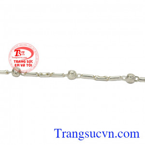 Lắc bạc là một trong những món đồ trang sức không thể thiếu với phái đẹp.