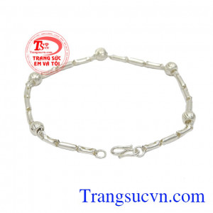 Lắc nữ bạc đáng yêu được thiết kế với các hạt bi tròn xinh xắn.
