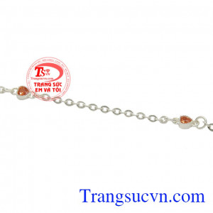 Với phong cách này, các bạn gái dễ dàng kết hợp cùng nhiều kiểu trang phục khác nhau. Lắc nữ bạc dễ thương