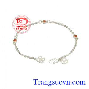 Lắc nữ bạc dễ thương được thiết kế với kiểu dáng đơn giản nhưng rất trang nhã. 