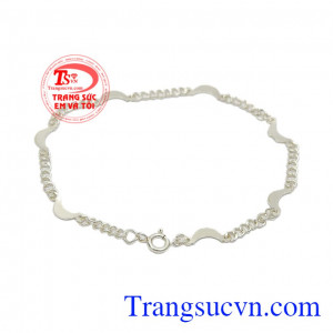 Lắc nữ bạc trang nhã mang lại vẻ nữ tính cho phái đẹp. 