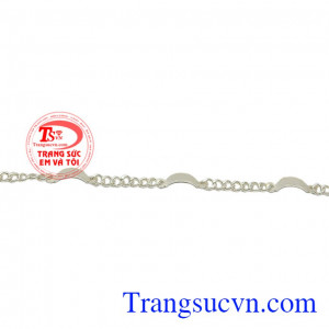 Kiểu dáng trẻ trung, hợp thời trang, dễ dàng kết hợp cùng nhiều kiểu trang phục. Lắc nữ bạc trang nhã