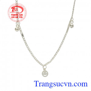 Lắc nữ bạc vui vẻ là món quà ý nghĩa dành tặng cho người thân yêu của bạn.