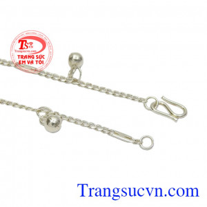 Sản phẩm chế tác từ bạc 92.5 giúp cản gió và kháng khuẩn tốt. Lắc nữ bạc vui vẻ