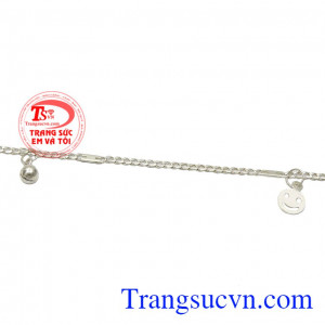 Thiết kế dây dạng nhỏ giúp cho người dùng càng thêm yêu kiều, xin xắn hơn. Lắc nữ bạc vui vẻ