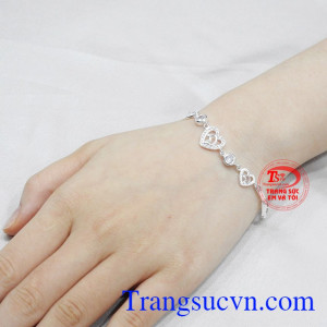 Lắc tay bạc trái tim là món quà ý nghĩa dành tặng cho người phụ nữ của bạn.