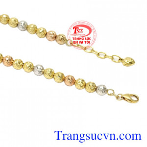 Đeo lắc bi toát lên vẻ đẹp thời thượng và không bao giờ bị lỗi mốt.