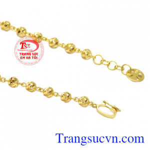 Lắc tay là trang sức được nhiều người ưa chuộng, bởi sản phẩm giúp cho đôi tay của bạn thu hút hơn vừa thể hiện phong cách thời trang.