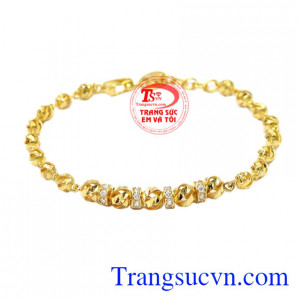 Lắc tay bi thời thượng kiểu dáng hiện đại, sang trọng mang đến vẻ nữ tính, trẻ trung cho nữ giới.