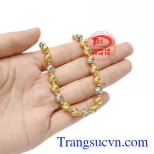 Cùng với sự kết hợp giữa những viên bi phay sáng càng làm tăng thêm sự tinh tế trong từng đường nét sản phẩm.
