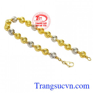 Sản phẩm chế tác tinh xảo bằng vàng 18k mang lại sự sang trọng, thời trang và cá tính.