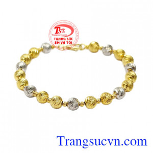 Lắc tay bi vàng phong cách là lựa chọn tuyệt vời cho các quý cô xinh đẹp.