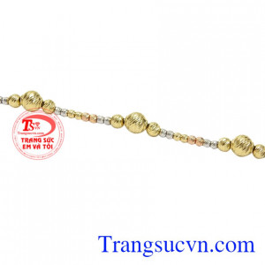 Lắc tay bi vàng tây duyên dáng giúp người dùng tỏa sáng và đầy quyến rũ.