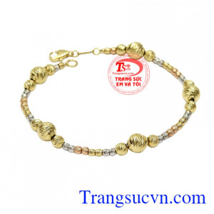 Nhờ vào công nghệ hiện đại và chế tác tinh tế từ đôi tay tài hoa của người thợ đã mang đến cho phái đẹp chiếc lắc tay hoàn mỹ.