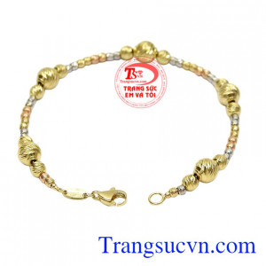 Sản phẩm kết hợp vàng trắng, vàng màu và vàng hồng khiến bất cứ ai cũng bị thu hút.