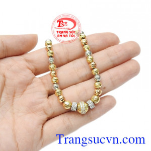 Sản phẩm cũng dễ dàng kết hợp với nhiều kiểu trang phục và phong cách thời trang cho các nàng tỏa sáng.