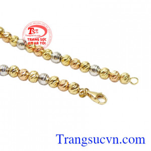 Chiếc lắc là sự kết hợp đầy sáng tạo của những viên bi phay sáng nhiều màu giúp phái đẹp luôn nổi bật và tạo được dấu ấn riêng.
