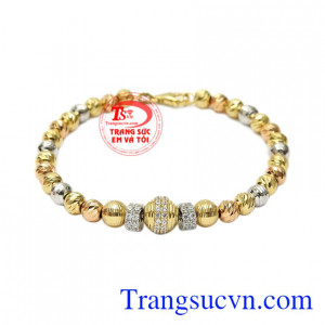 Lắc tay bi vàng thời trang vàng 18k được nhập khẩu từ Italy với thiết kế độc đáo, tinh xảo cho các quý cô hiện đại.