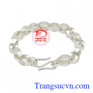 Thiết kế độc đáo, chạm khắc tỉ mỉ hợp thời trang, giúp nam giời thể hiện phong cách riêng.