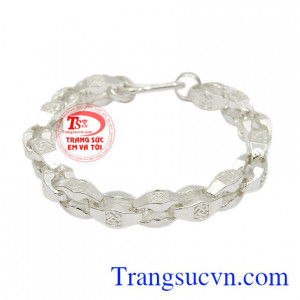 Lắc tay nam bạc cá tính là món quà đặc biệt để dành tặng cho phái mạnh.