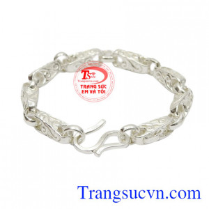 Đây có lẽ là mẫu lắc tay nam được độc đáo được nhiều nam giới lựa chọn.