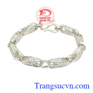 Lắc tay nam bạc độc đáo chạm khắc hoa văn tỉ mỉ mang đến phong cách thời trang riêng biệt.