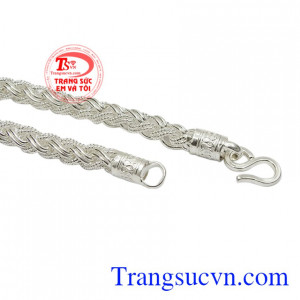Trang sức bạc là các sản phẩm giúp kháng khuẩn, cản gió bảo vệ sức khỏe cho các cánh mày râu.