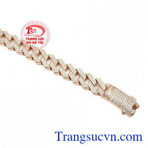 Trang sức vàng hồng mang lại nét thu hút, nổi bật cho người đeo.