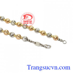 Với kiểu chế tác là những viên bi phay sáng ba màu hồng, trắng, vàng tăng thêm sự nổi bật, trẻ trung và cá tính cho người đeo.