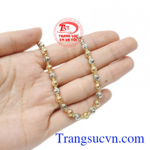 Sản phẩm cũng dễ dàng kết hợp với nhiều kiểu trang phục và phong cách thời trang hiện đại, tạo nên nét riêng cho phái đẹp.