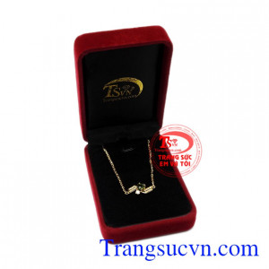 Đặc điểm yêu thích của viên đá này không chỉ bởi vẻ đẹp sáng lấp lánh mà đá Saphir mang lợi nhiều lợi ích về sức khỏe và phong thủy đến cho người sở hữu.