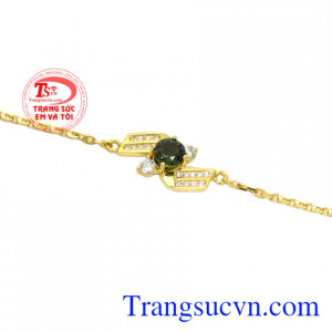 Saphir là viên đá quý được nhiều người biết đến và thường được gắn trên các sản phẩm trang sức đắt đỏ, cao cấp.