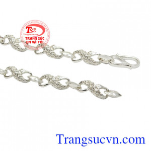 Sản phẩm đeo hợp thời trang và dễ dàng kết hợp với với nhiều kiểu trang phục.