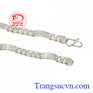 Lắc tay bạc không chỉ để làm đẹp mà còn mang đến nhiều lợi ích về sức khỏe giúp các bé tránh bị cảm cúm.