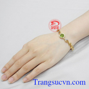 Lắc tay vàng gắn peridot chế tác đẹp, chất lượng cao, là món quà tặng đặc biệt ý nghĩa cho người bạn yêu thương.