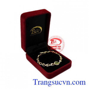 Với điểm nhấn là viên peridot viên đá của sự sung túc, may mắn và niềm vui trong cuộc sống càng tăng thêm giá trị cho sản phẩm.