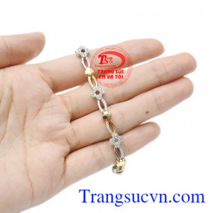 Với thiết kế mới lạ bằng công nghệ cao cấp mang đến cho phái đẹp nét sang trọng, cá tính và phong cách riêng. 