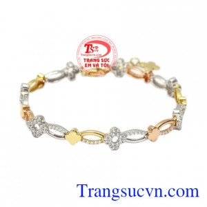 Lắc tay vàng tây cá tính được chế tác bằng vàng 18k tinh xảo, sắc nét.