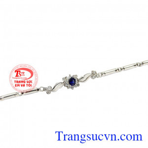 Thiết kế tinh tế, sang trọng giúp người dùng càng thêm xinh đẹp và quyến rũ. Lắc tay vàng trắng tinh tế