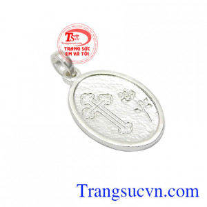 Sản phẩm có thể kết hợp cùng dây chuyền bạc thanh mảnh hoặc chuỗi mân côi hợp thời trang. Mặt thánh nữ Teresa hài đồng Giêsu