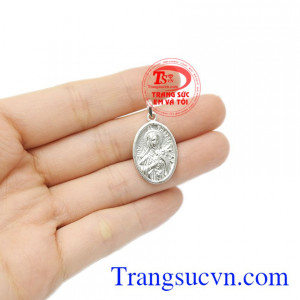 Mặt thánh nữ Teresa hài đồng Giêsu được chế tác nhỏ xinh, sắc nét. 