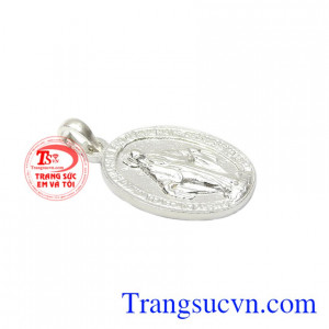 Từng đường nét được chạm khắc tỉ mỉ tạo nên sản phẩm sáng bóng.