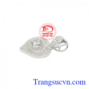 Kiểu dáng trẻ trung, thích hợp với nhiều độ tuổi. Mặt dây bạc trái tim ấn tượng