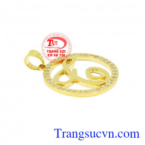 Mặt dây chữ T đẹp được chế tác từ vàng tây 18k sáng bóng kết hợp với những viên cz nhỏ giúp mặt dây trở nên nổi bật và thu hút. 