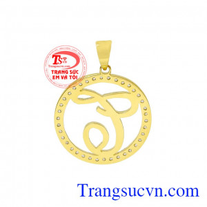 Sản phẩm trẻ trung, hợp thời trang, là món quà ý nghĩa để bạn có thể dành tặng cho người mà mình yêu thương. Mặt dây chữ T đẹp