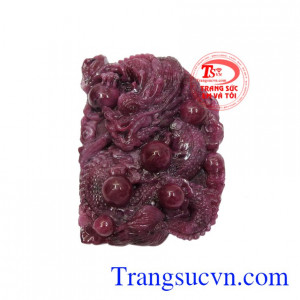 Mặt rồng Ruby uy quyền được chạm khắc hình rồng cầm viên minh châu.