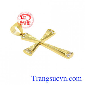 Mặt thánh giá vàng kết hợp cùng dây chuyền vàng chất lượng mang đến vẻ thời trang và phong cách đến cho người đeo.