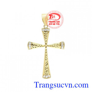 Mặt thánh giá vàng màu là sản phẩm mới với kiểu chế tác hiện đại và vô cùng tỉ mỉ.