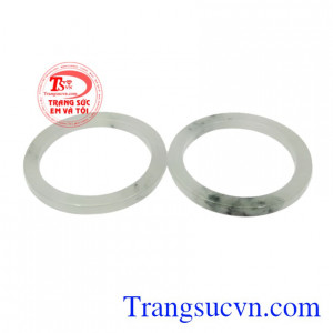 Từ lâu, loại ngọc quý này đã được đưa vào sử dụng làm trang sức hoặc làm vật hộ mệnh.